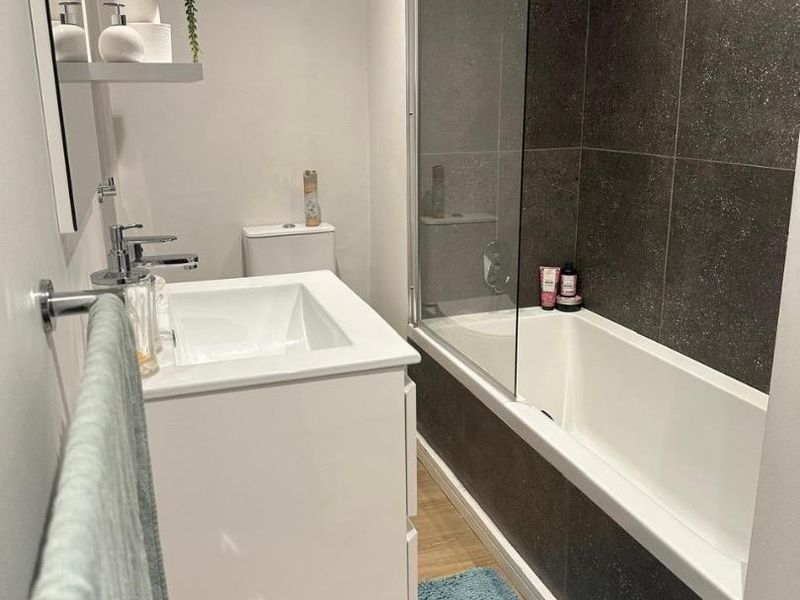 2-Bedroom Fully Furnished Apartment Near Campus - Stellenbosch - Photo 9