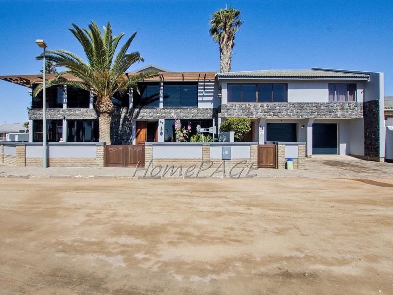 Vineta, Swakopmund: 2 Houses and a flat for sale - Photo 1