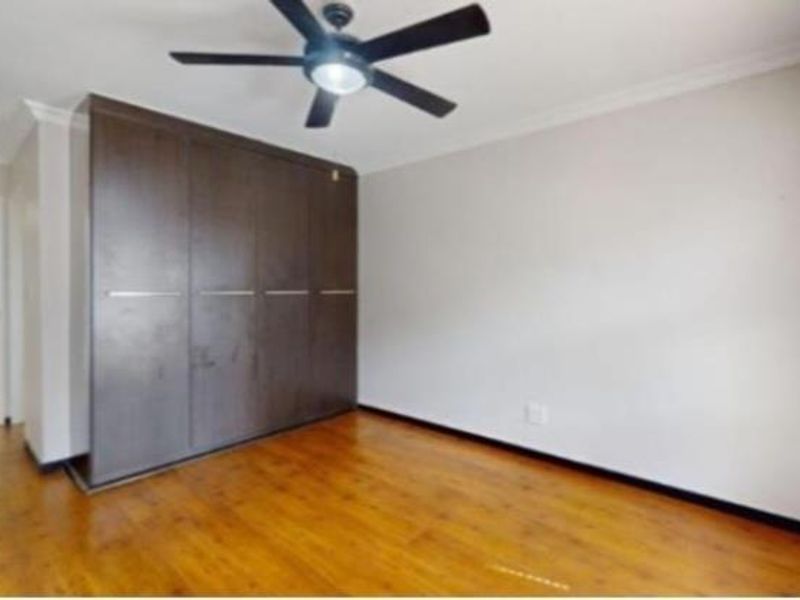Stylish 2 Bedroom, 2 Bathroom Apartment with Balcony - Photo 10