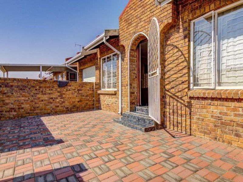 **Charming Two-Bedroom Townhouse for Sale in Norkem Park** - Photo 2