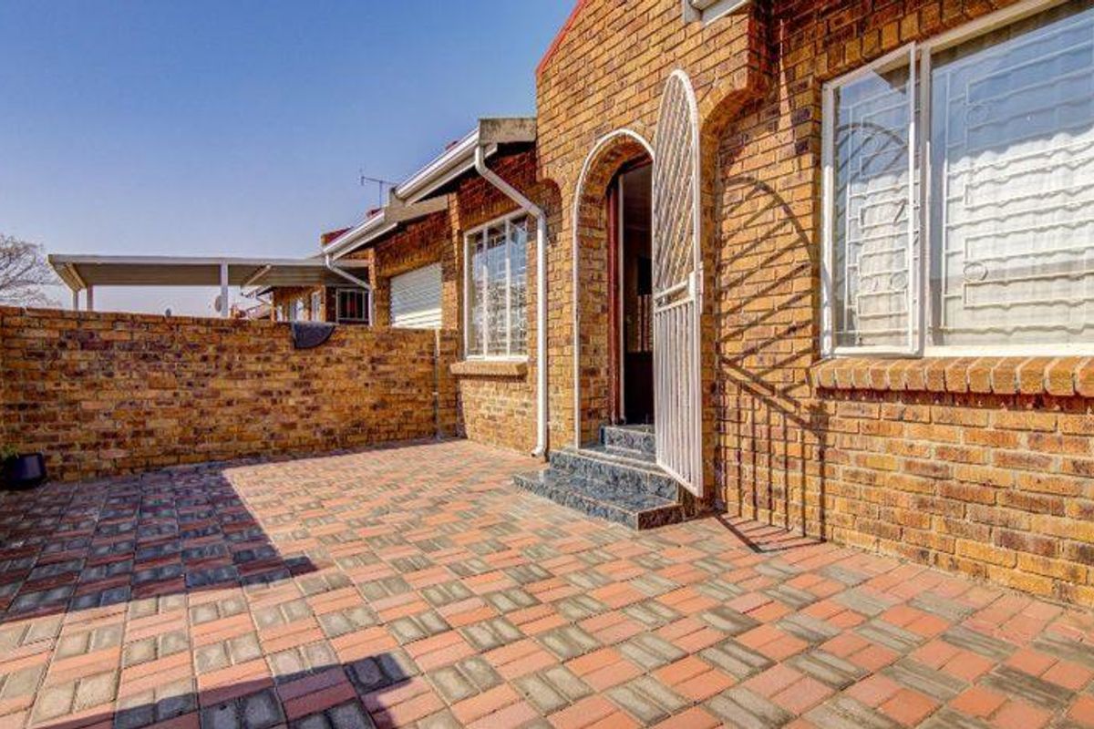 **Charming Two-Bedroom Townhouse for Sale in Norkem Park** - Photo 2