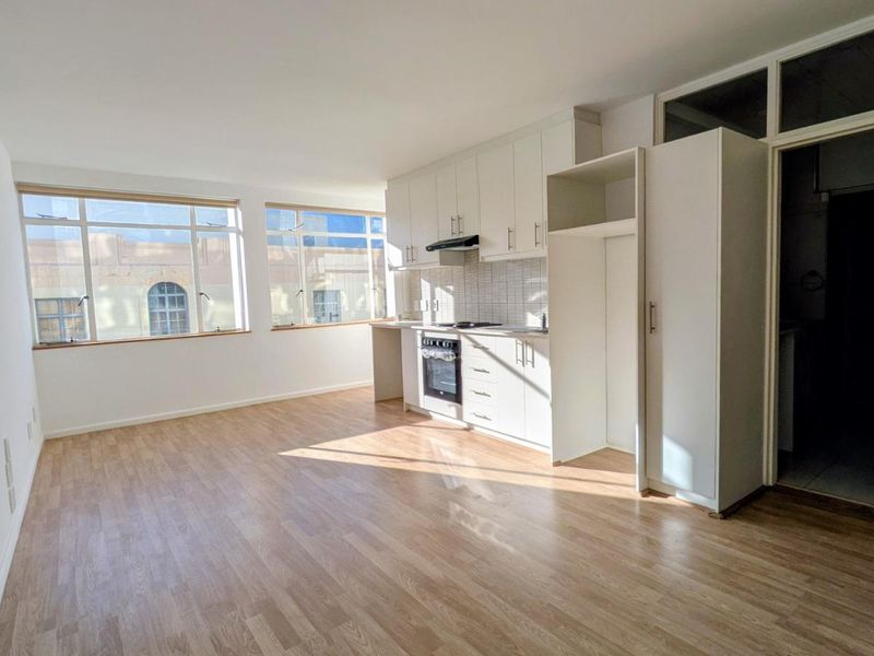 Sunny, secure apartment opposite The High Court - Photo 5