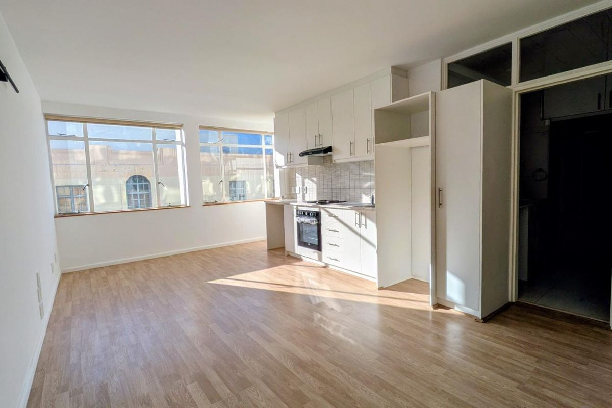 Sunny, secure apartment opposite The High Court - Photo 5