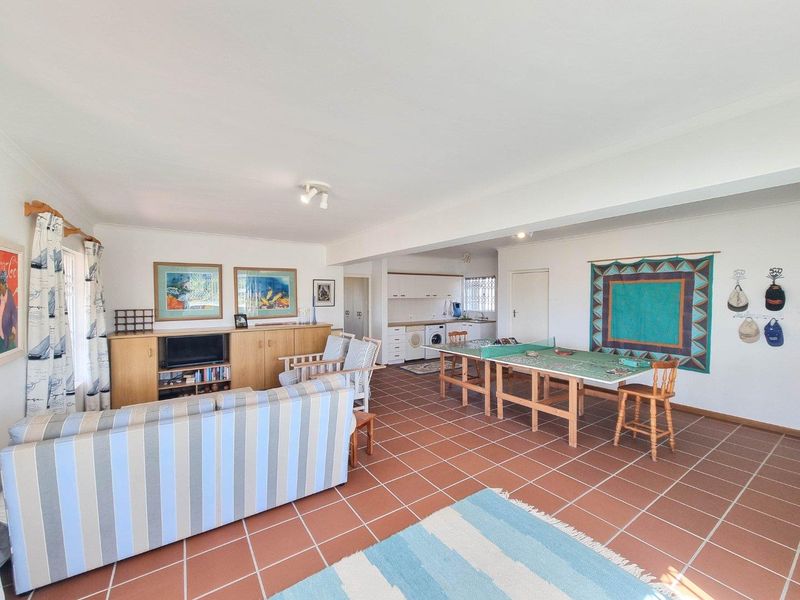 Spacious Oceanfront Family Retreat in Sandbaai - Photo 6