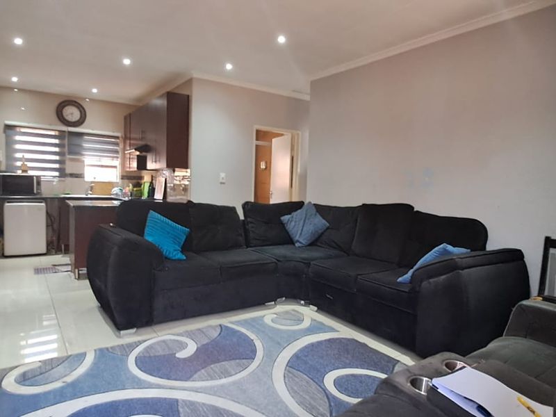 Modern Lock-Up-and-Go Living in Albertsdal Heights - Photo 2