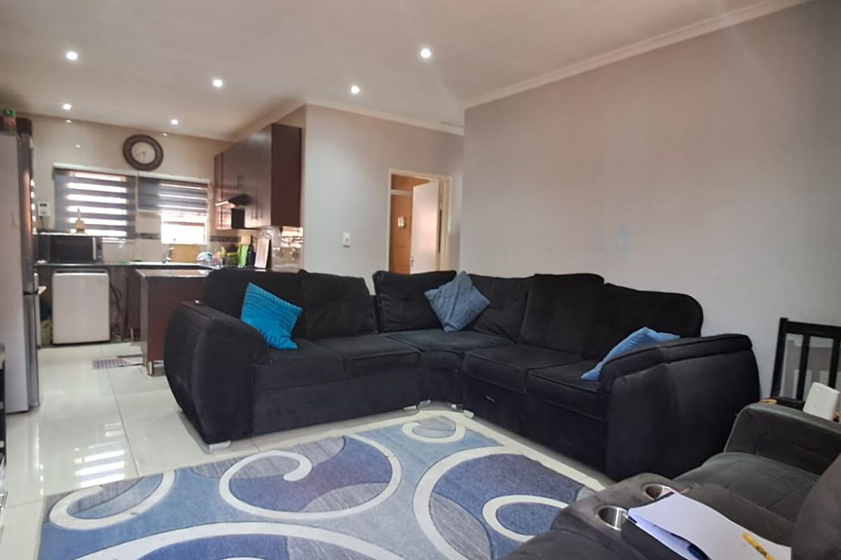 Modern Lock-Up-and-Go Living in Albertsdal Heights - Photo 2