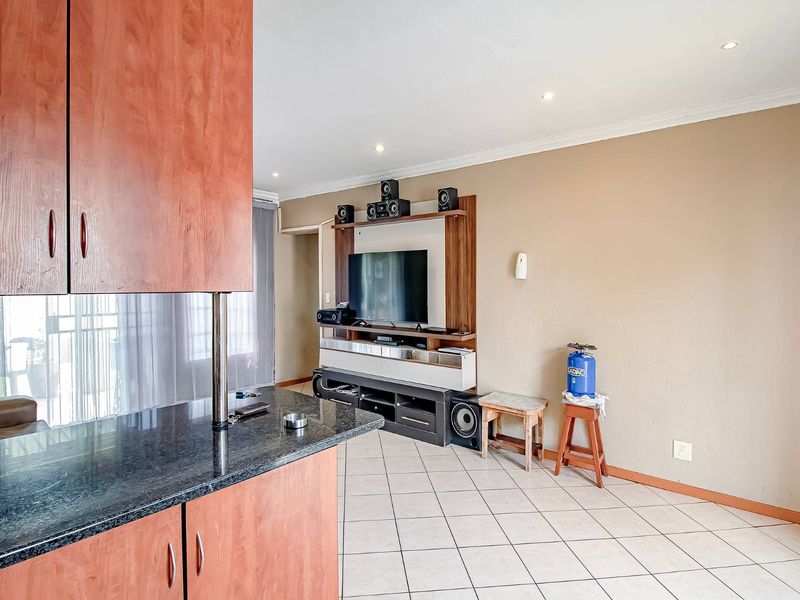 Spacious 3 Bedroom Home in a Secure, Well-Maintained Complex - Photo 5