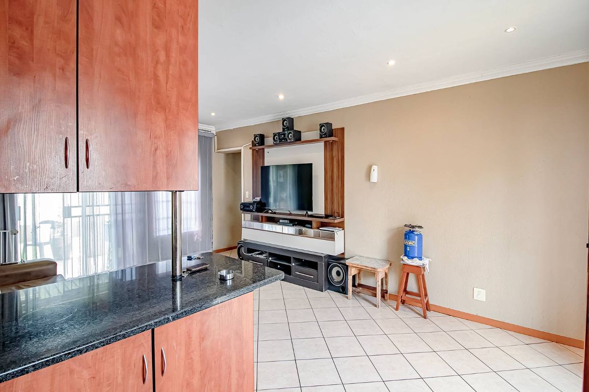 Spacious 3 Bedroom Home in a Secure, Well-Maintained Complex - Photo 5