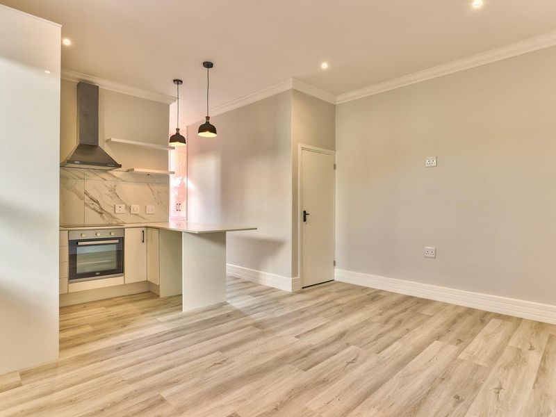Recently renovated apartment ideal for a young professional or varsity student. - Photo 3