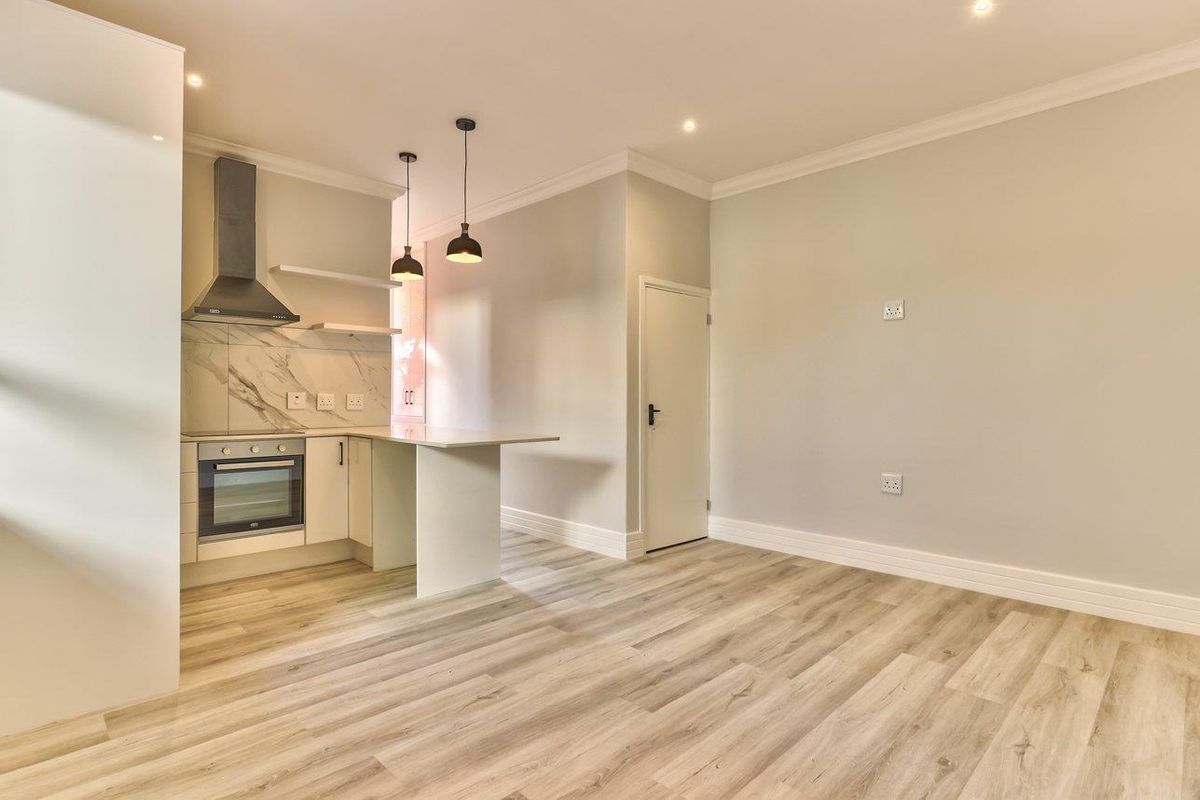Recently renovated apartment ideal for a young professional or varsity student. - Photo 3