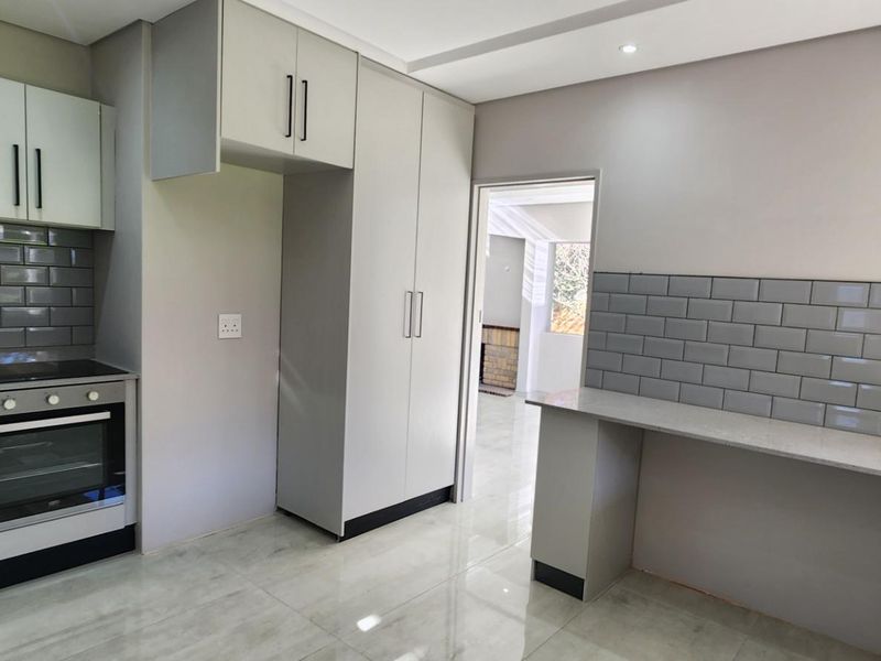 Just Renovated! Beautiful family home with garden flat. - Photo 8