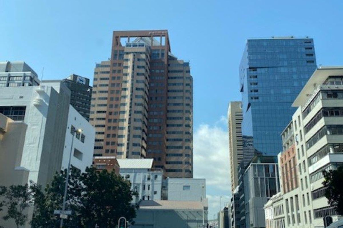 Elegant 2-Bedroom Apartment with Panoramic City Views - Photo 2