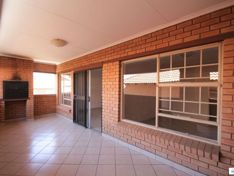 Loadshedding free area - A perfect lock up and go! - Photo 8