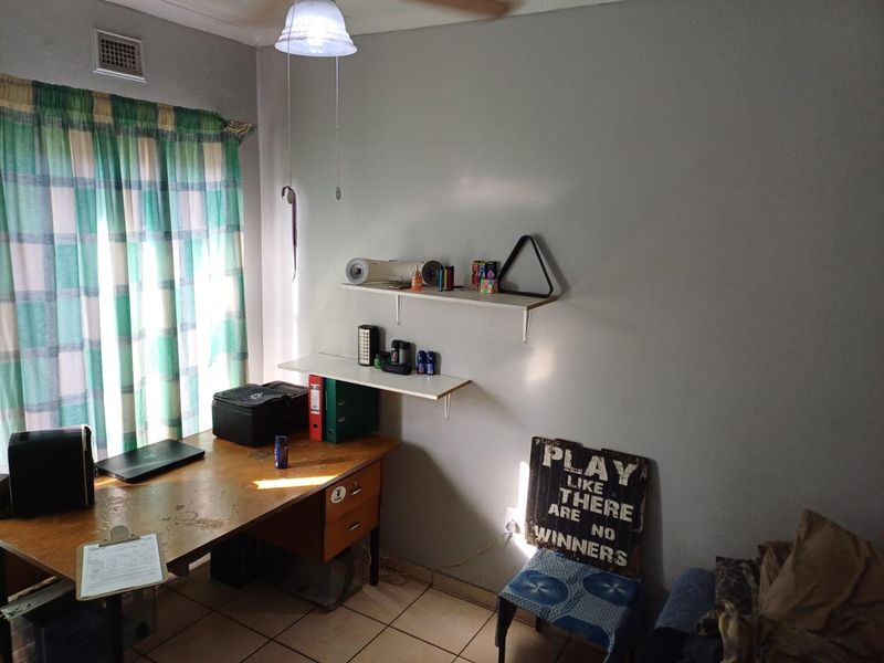 Spacious Family Home with Granny Flat, Pool & Drive-Through Garage in a Pet-Friendly Yard - Photo 8