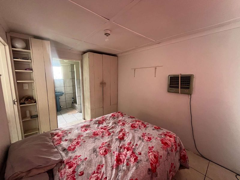 Versatile 4-Bedroom Family Home with 2 Income-Generating Flats – Upington - Photo 7