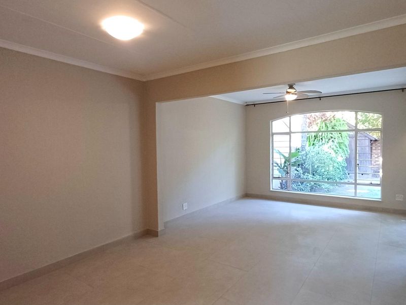 Freshly Renovated Townhouse with a Private Garden in a Peaceful Complex - Photo 9