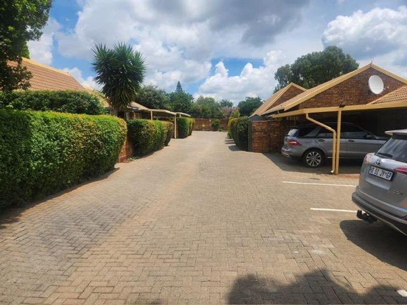 2 Bedroom Townhouse in Rooihuiskraal North - Photo 6