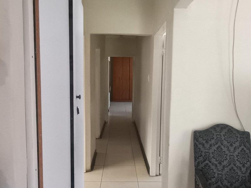 3 Bedroom house with 2 1 bedroom Fllats for Sale - Photo 6