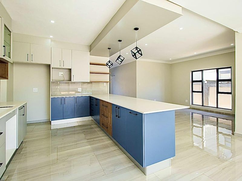 **Luxurious Living at Roodepark Eco Estate** No Transfer Duty. - Photo 4
