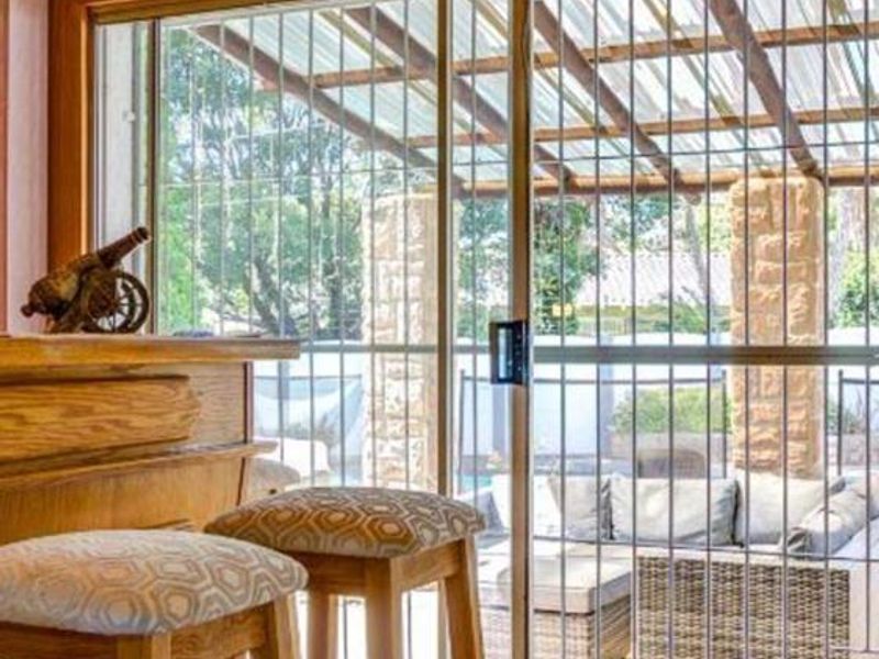 **Stunning 4-bedroom Family with Pool and double garage ** - Photo 5