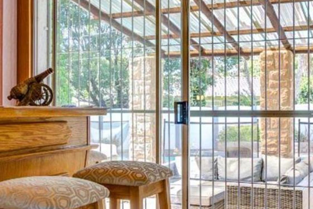 **Stunning 4-bedroom Family with Pool and double garage ** - Photo 5