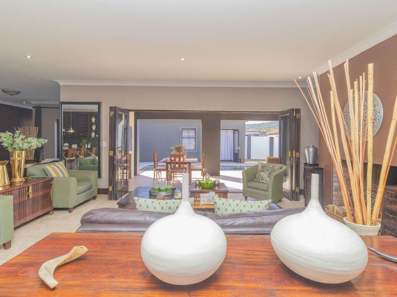 Elegance Meets Comfort: Spacious Family Home & Office! - Photo 4