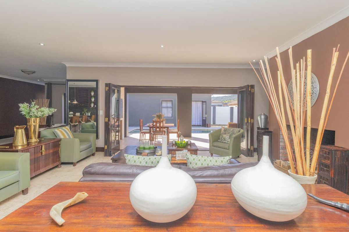 Elegance Meets Comfort: Spacious Family Home & Office! - Photo 4
