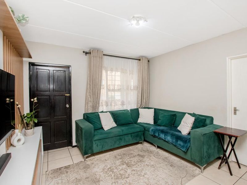 Neat 2 bedroom 2 bathroom unit for sale in Honey Park Roodepoort - Photo 4