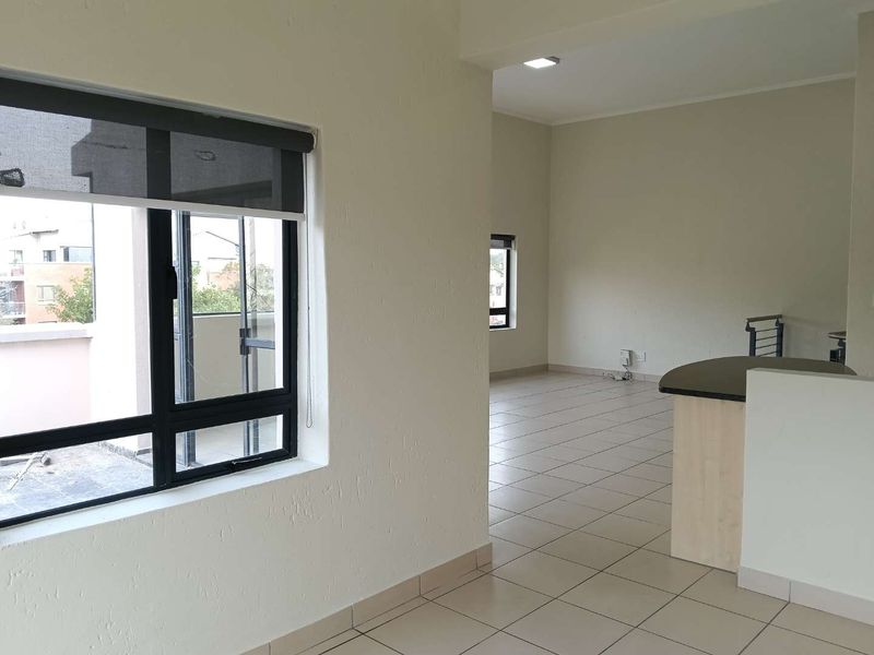 Stylish Golf Estate Living | Spacious Penthouse Apartment with Dual Balconies in Jackal Creek - Photo 10