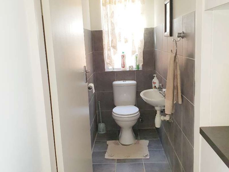 This well managed complex is freshly repainted. - Photo 8