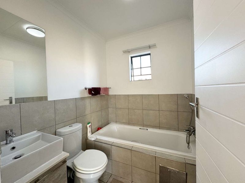 Modern 4-Bedroom Townhouse in Sagewood—Garden Oasis Awaits - Photo 10