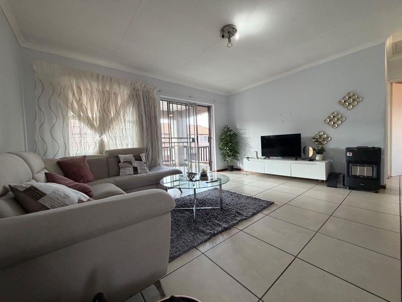 Modern 2-Bedroom First-Floor Apartment To Let in Malachite Mews - Photo 2