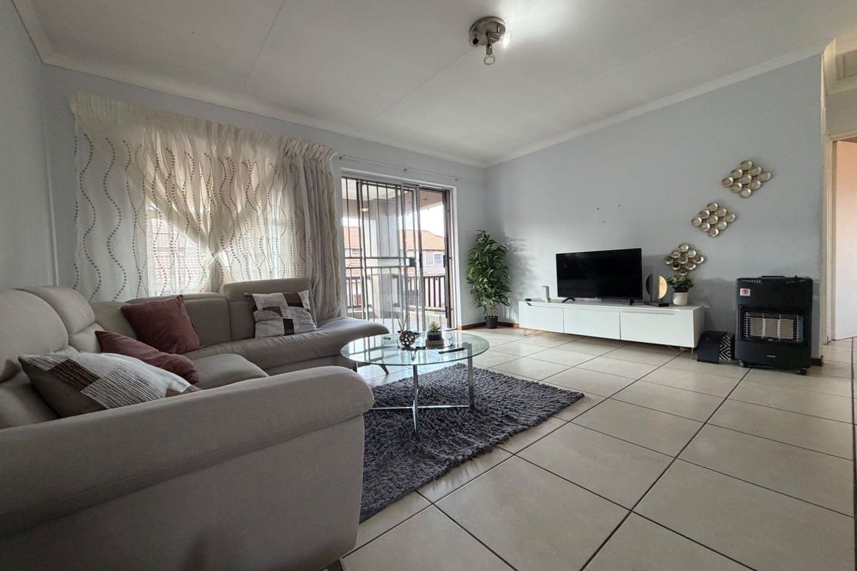 Modern 2-Bedroom First-Floor Apartment To Let in Malachite Mews - Photo 2