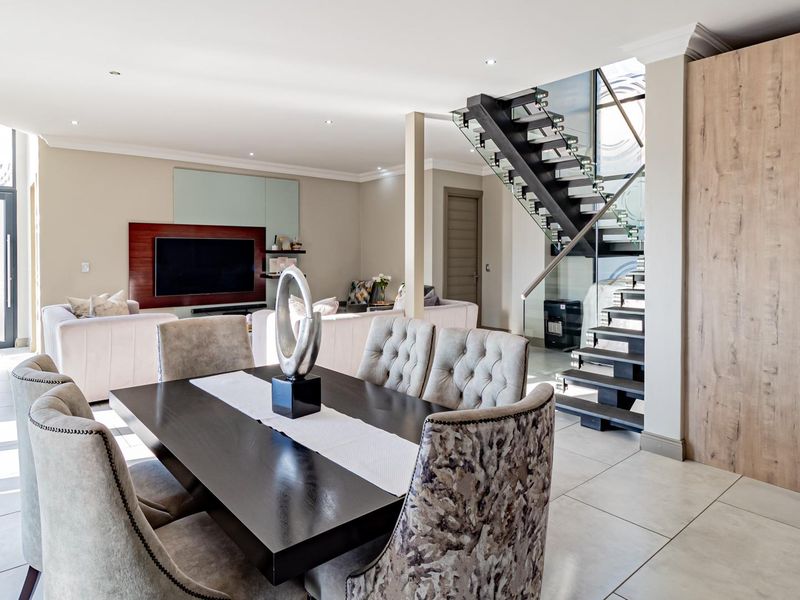 Exquisite Contemporary Home for Sale - Photo 5