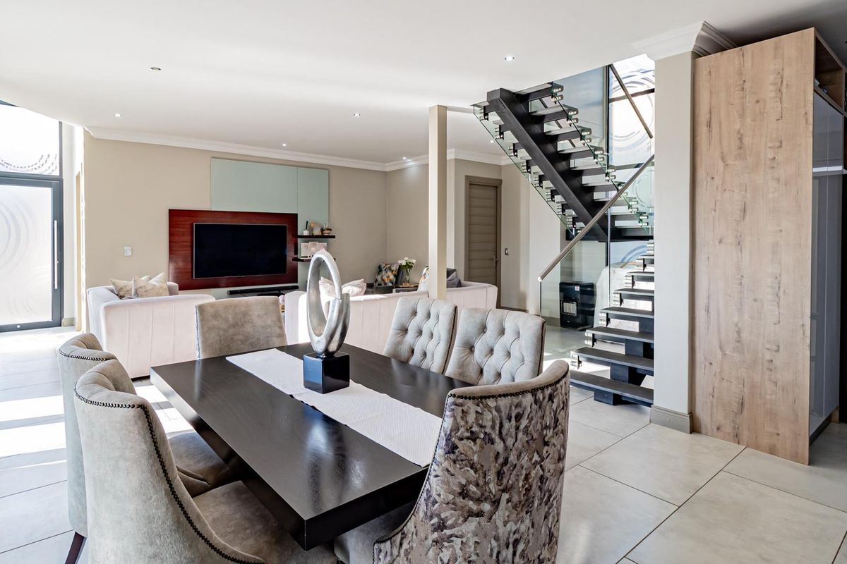 Exquisite Contemporary Home for Sale - Photo 5