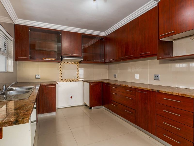 FOR SALE: Stylish 3-Bedroom Home in Desirable Zeekoevlei - Photo 10