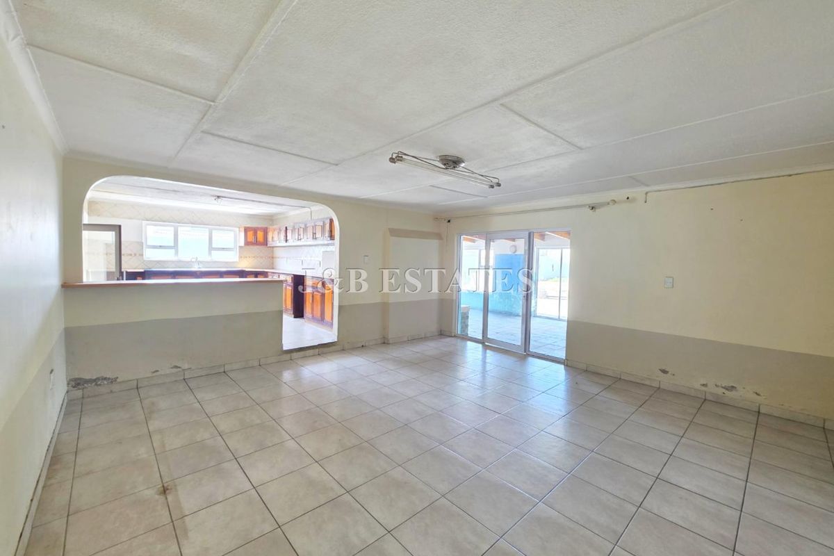Spacious Property In CBD - Photo 5