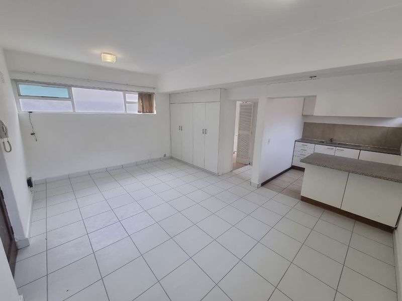 Unfurnished Bachelor Apartment To Let in Sea Point - Photo 3