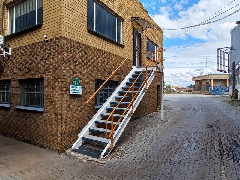 600m2 Jet Park Warehouse To Let - Photo 7