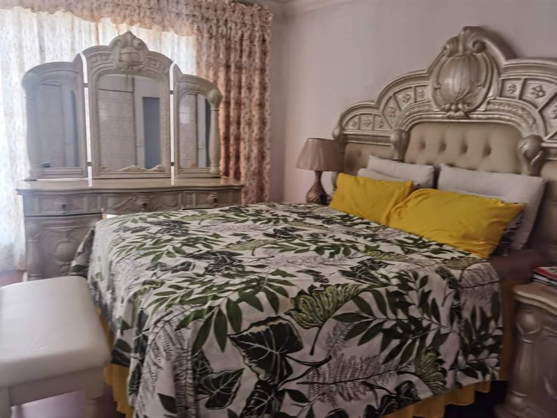 Large family home in Hospital view - Photo 8