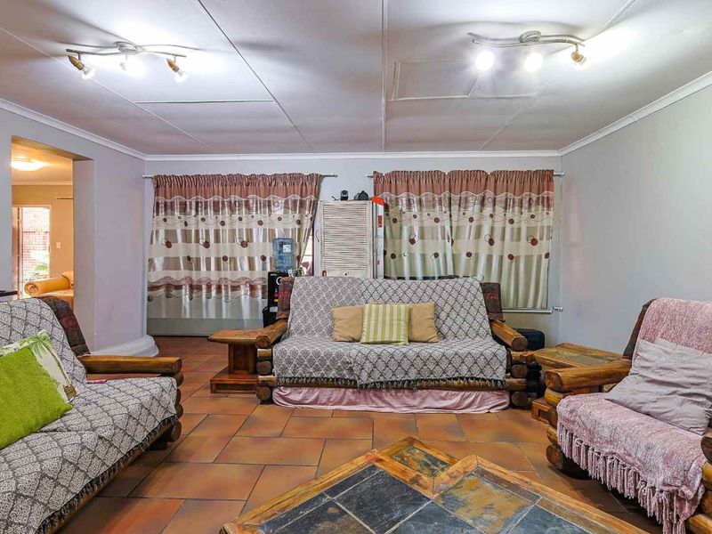 Spacious & Perfectly Positioned - A Peaceful Retreat in a Well-Maintained Complex - Photo 9