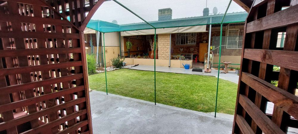 view of Home's Patio from entertainers room