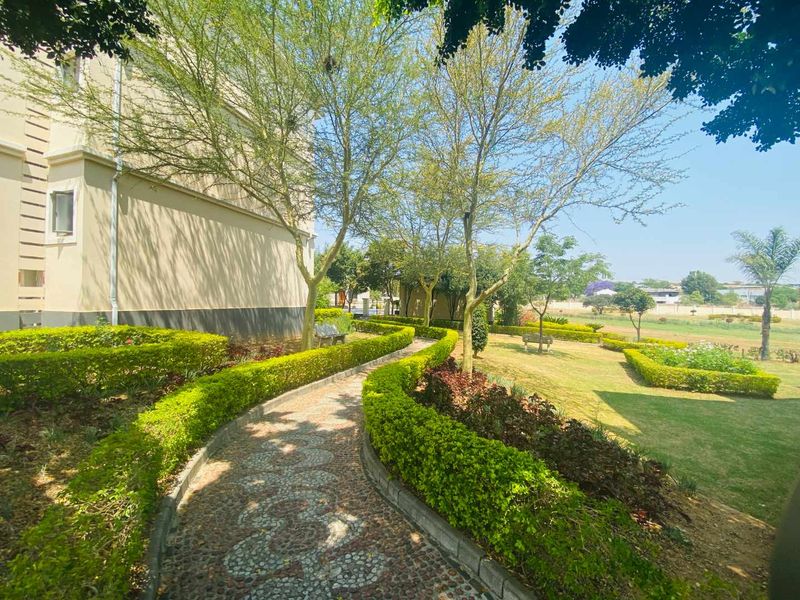 Modern 2 Bedroom Apartment for sale in Summerset - Photo 2