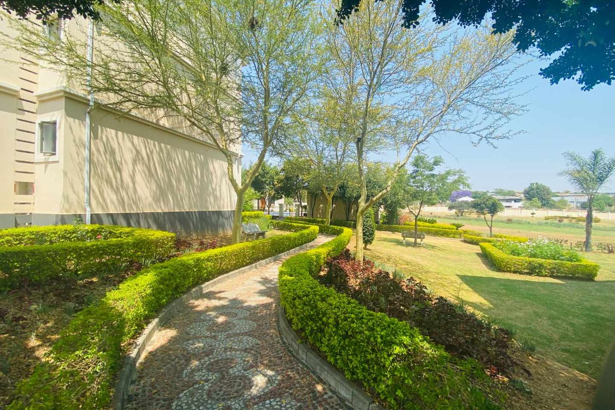 Modern 2 Bedroom Apartment for sale in Summerset - Photo 2