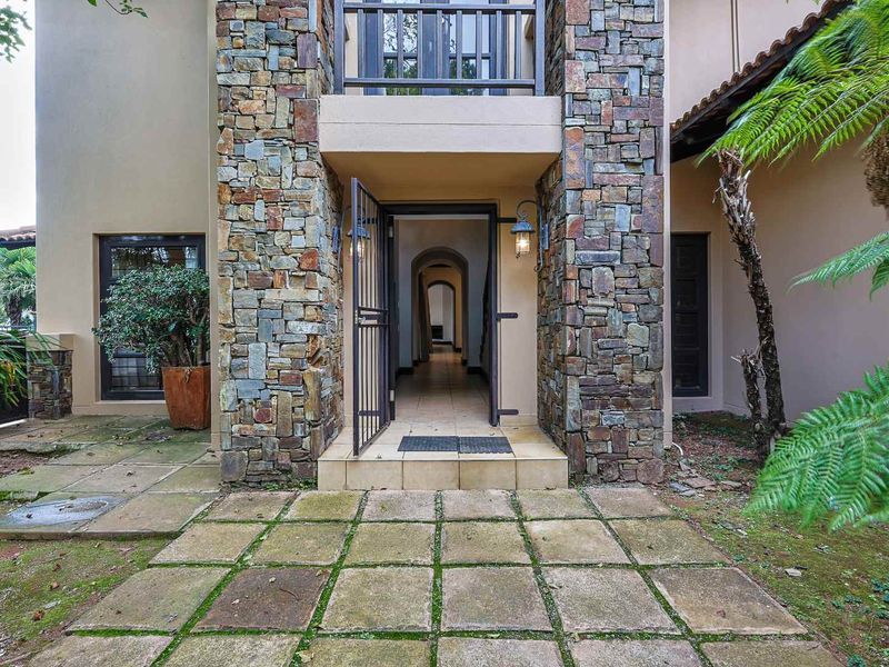 Elegant Family Living with Exceptional Security in Waterkloof Ridge - Photo 6