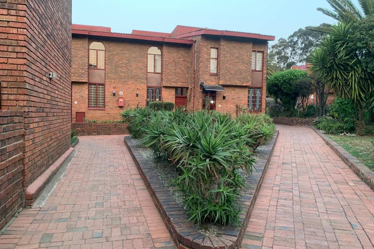 Charming 2-Bedroom Duplex for Sale in Hill Linmeyer Gardens Village - Photo 3