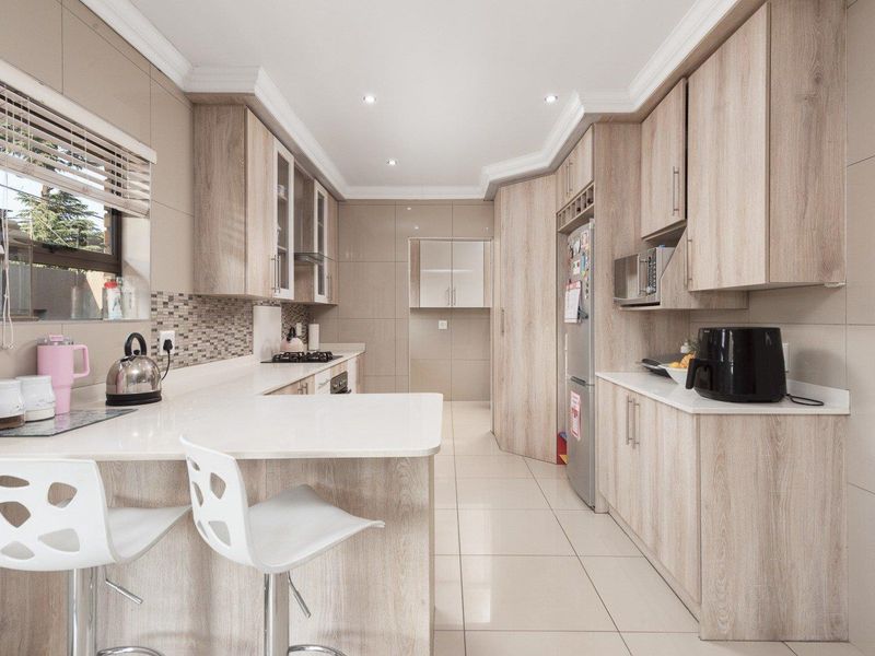 Spacious, Modern Living in a Low-Maintenance Home - Photo 9