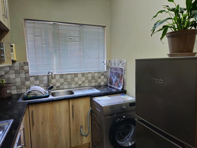 Modern  Apartment in Hartbeespoort - Photo 9