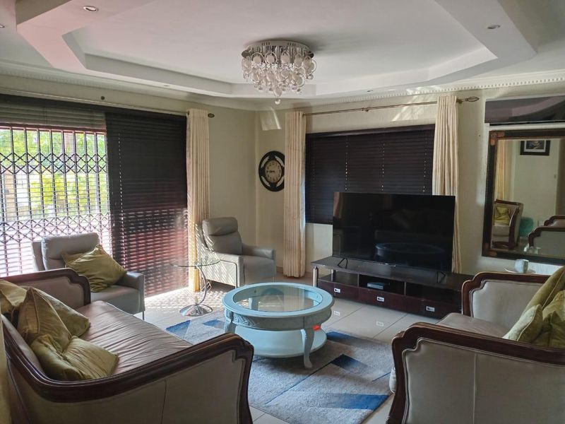 Premium Executive Accommodation | Six En-Suite Bedrooms | Corporate Rental - Photo 3