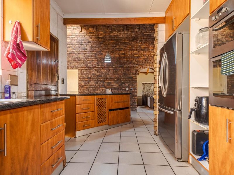 Seven bedroom home, large erf, loads of potential - Newlands - Photo 9